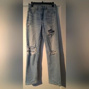 American Eagle Outfitters Light Wash Ripped Distressed Moms Jeans Sz 4. Like New